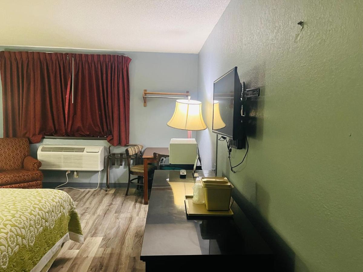 King Room - Disability Access/Non-Smoking at Rodeway Inn