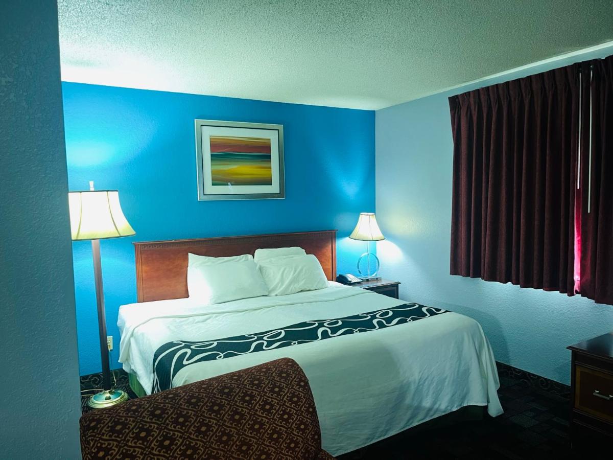 King Room - Disability Access/Non-Smoking at Rodeway Inn