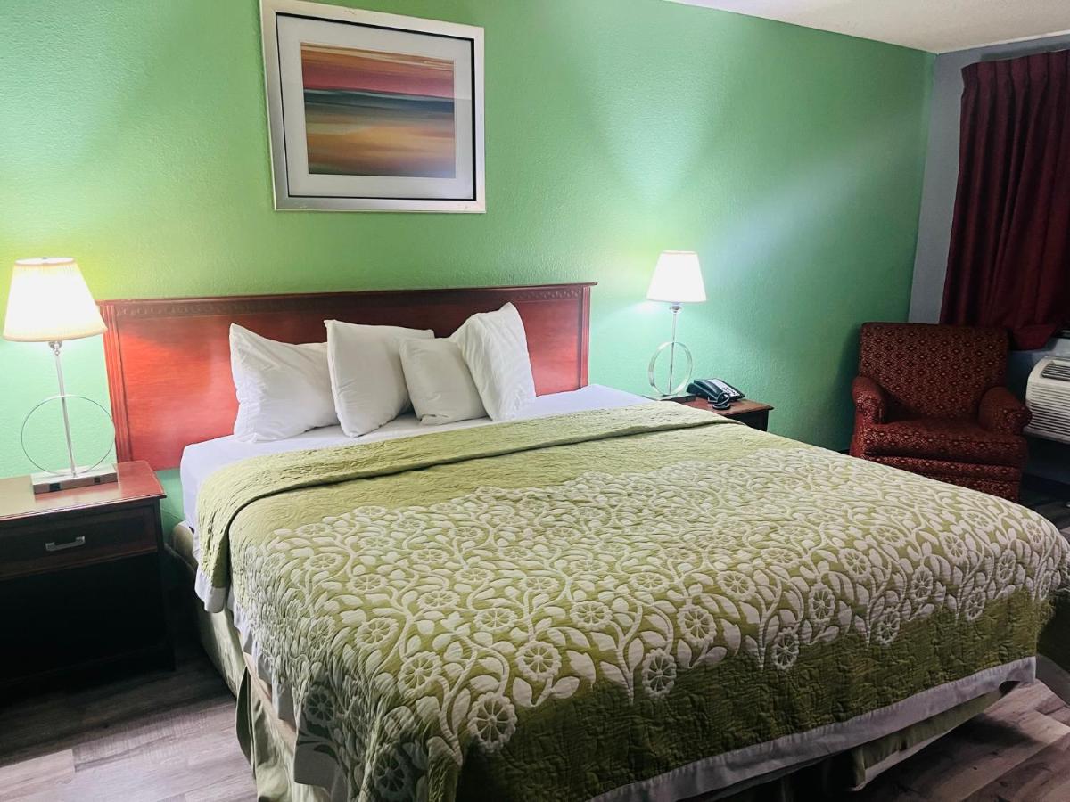 Family Room - Disability Access/Non-Smoking at Rodeway Inn