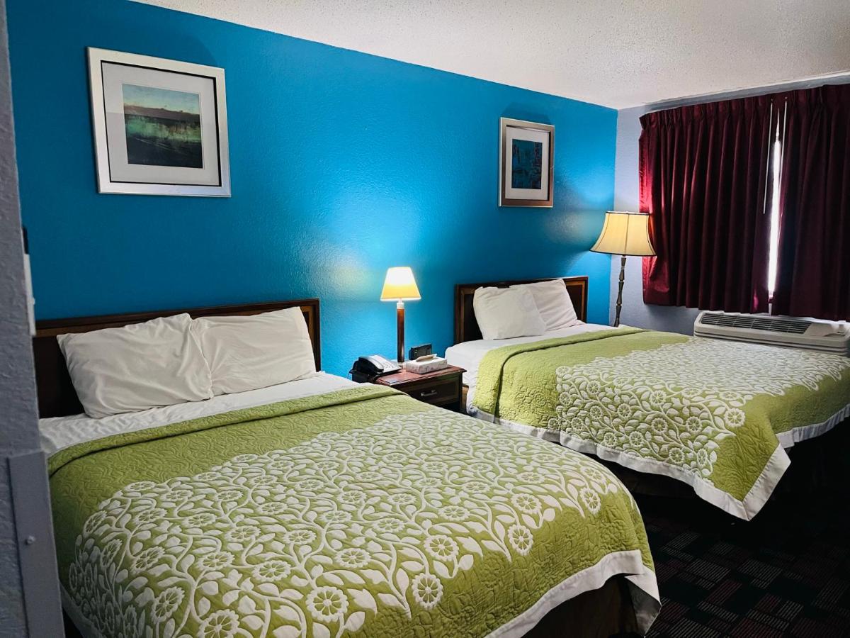 Family Room - Disability Access/Non-Smoking at Rodeway Inn