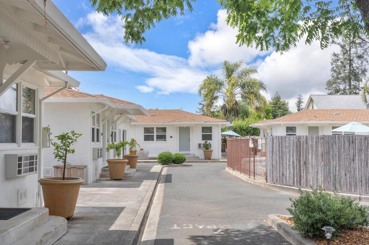 | Carlin's Cottage Court