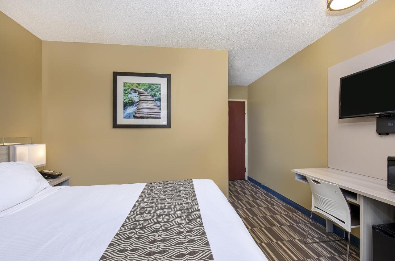 Queen Room - Non-Smoking at Microtel Inn by Wyndham Dry Ridge