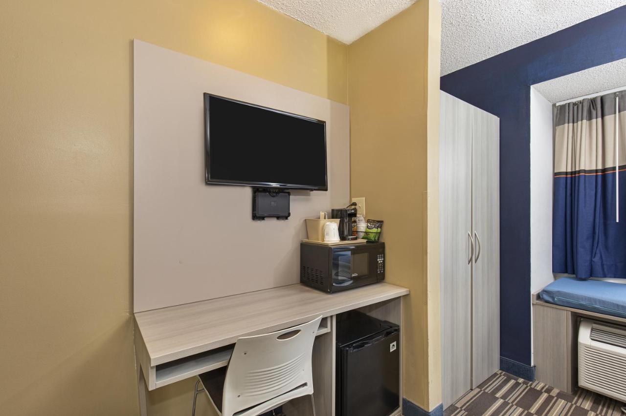 Queen Room - Non-Smoking at Microtel Inn by Wyndham Dry Ridge