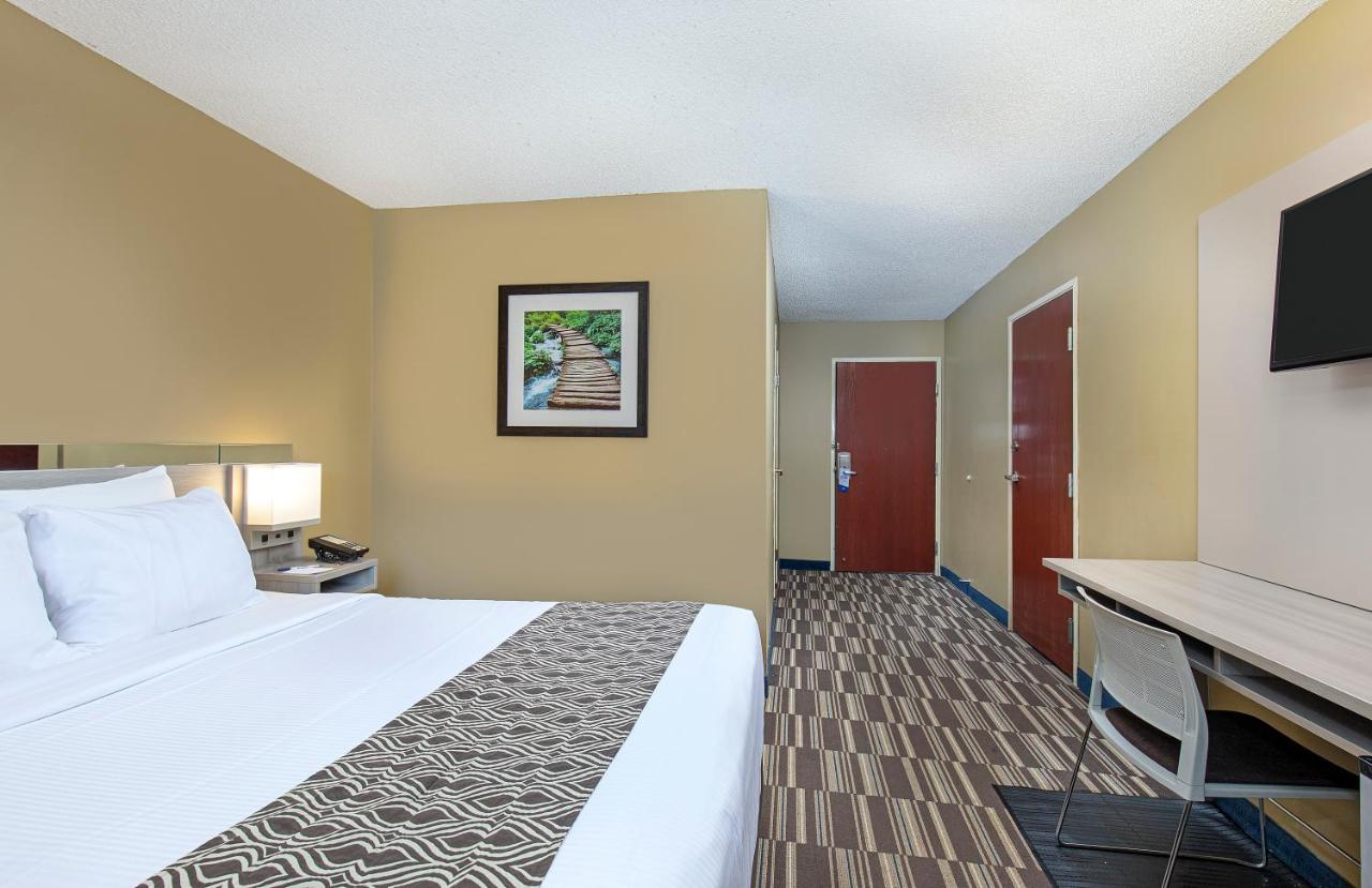 Queen Room with Roll-In Shower - Mobility Accessible/Non-Smoking at Microtel Inn by Wyndham Dry Ridge
