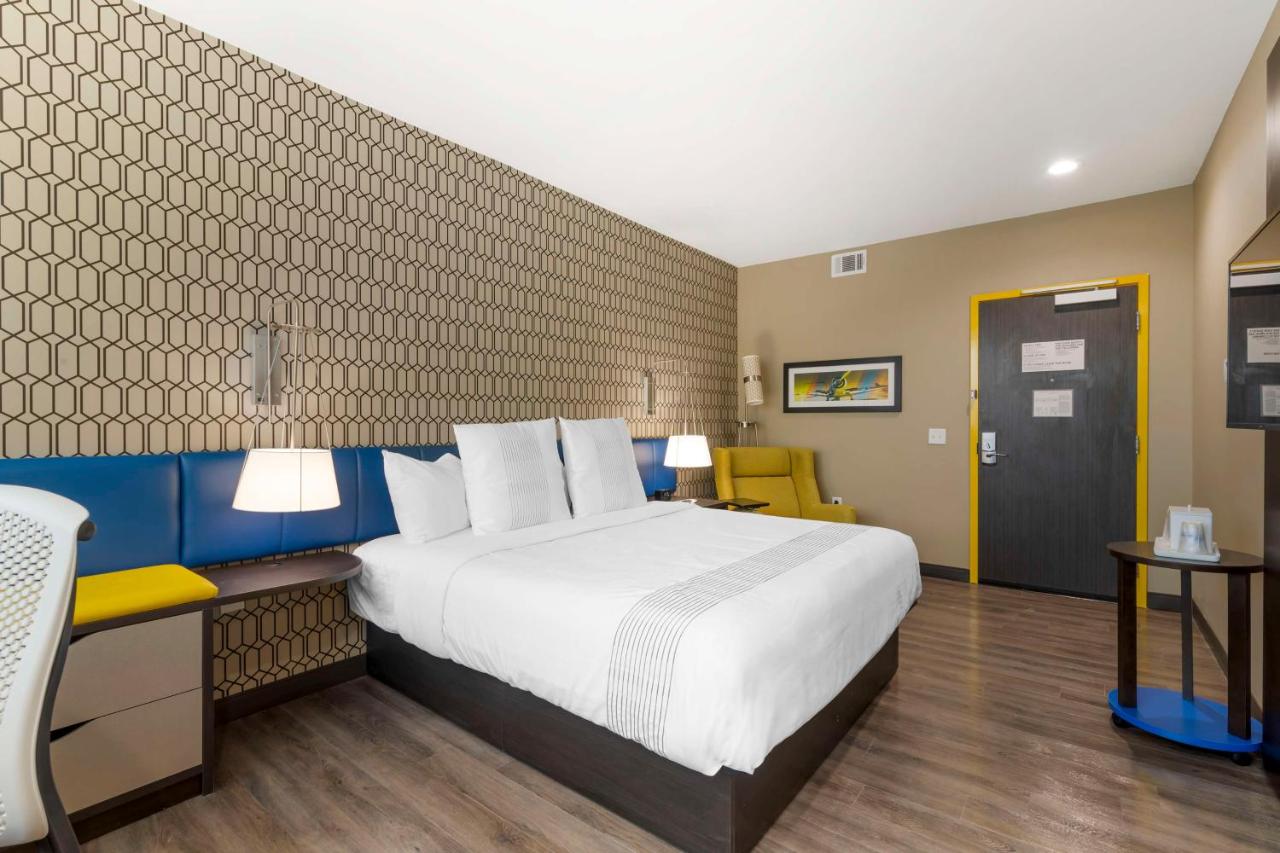 King Room with Bath Tub - Disability Access/Non-Smoking at Glō Best Western Pooler - Savannah Airport Hotel