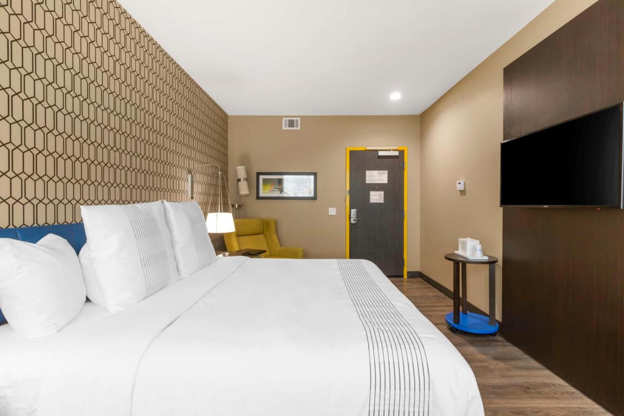 King Room at Glō Best Western Pooler - Savannah Airport Hotel