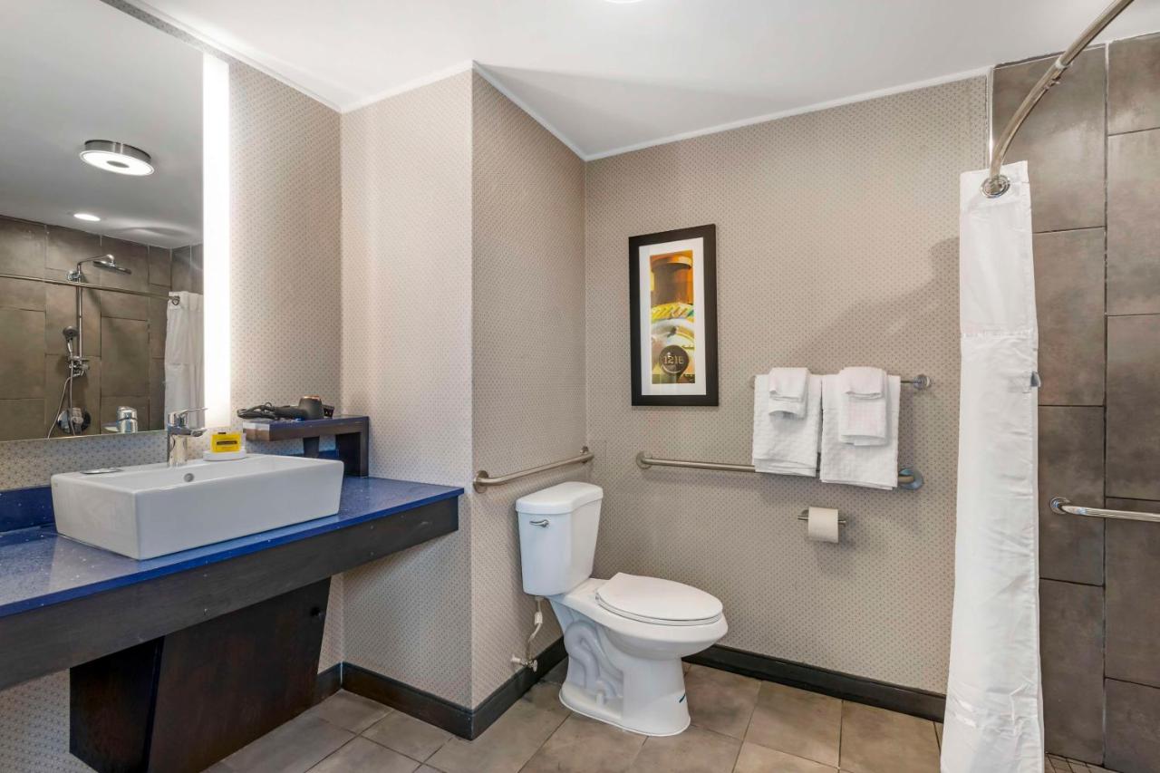 King Room  - Disability Access at Glō Best Western Pooler - Savannah Airport Hotel
