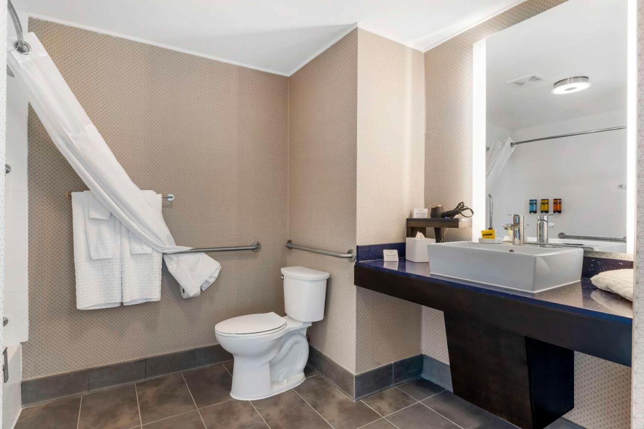 King Room with Bath Tub - Disability Access/Non-Smoking at Glō Best Western Pooler - Savannah Airport Hotel