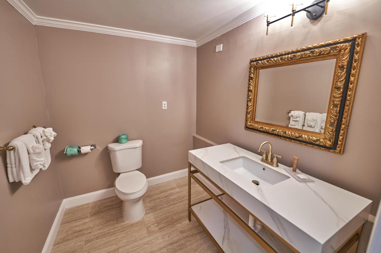 | Hyannis Plaza Hotel