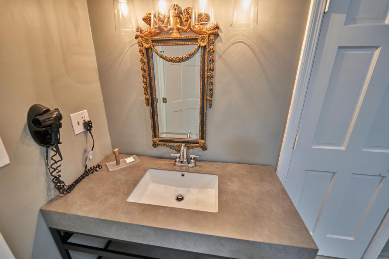 | Hyannis Plaza Hotel