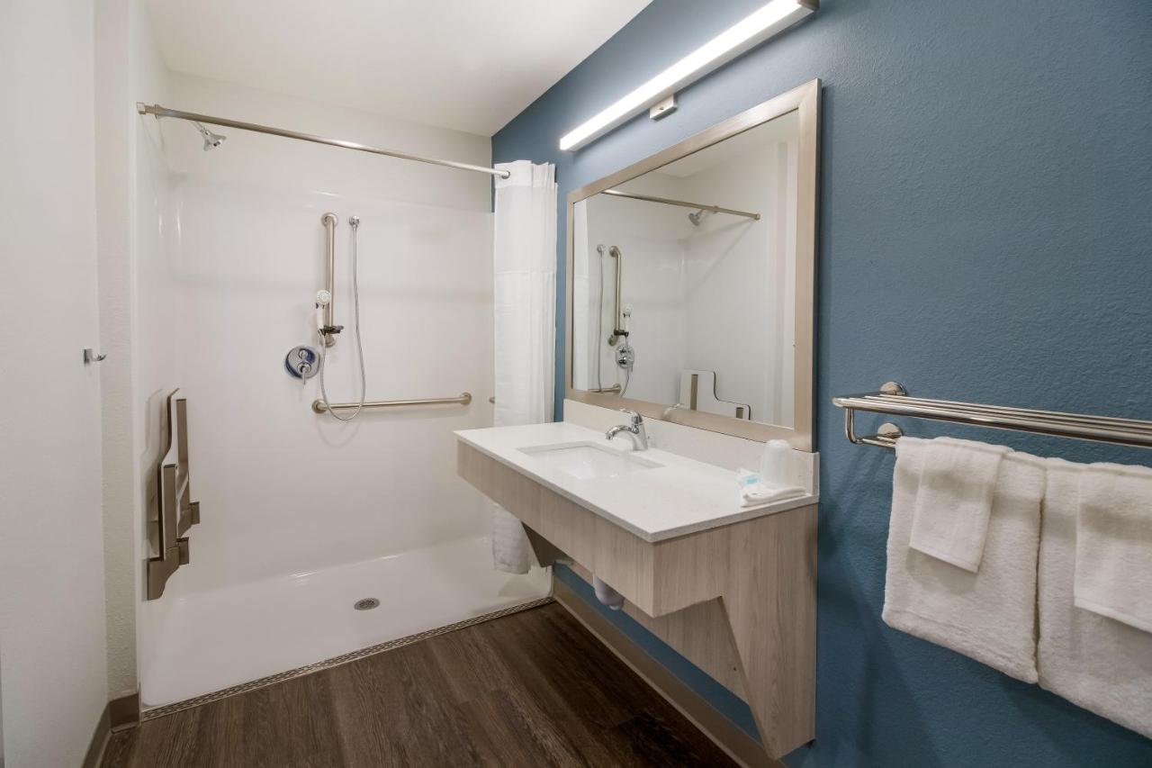 Queen Room with Roll-In Shower - Disability Access/Non Smoking at WoodSpring Suites Concord-Charlotte Speedway