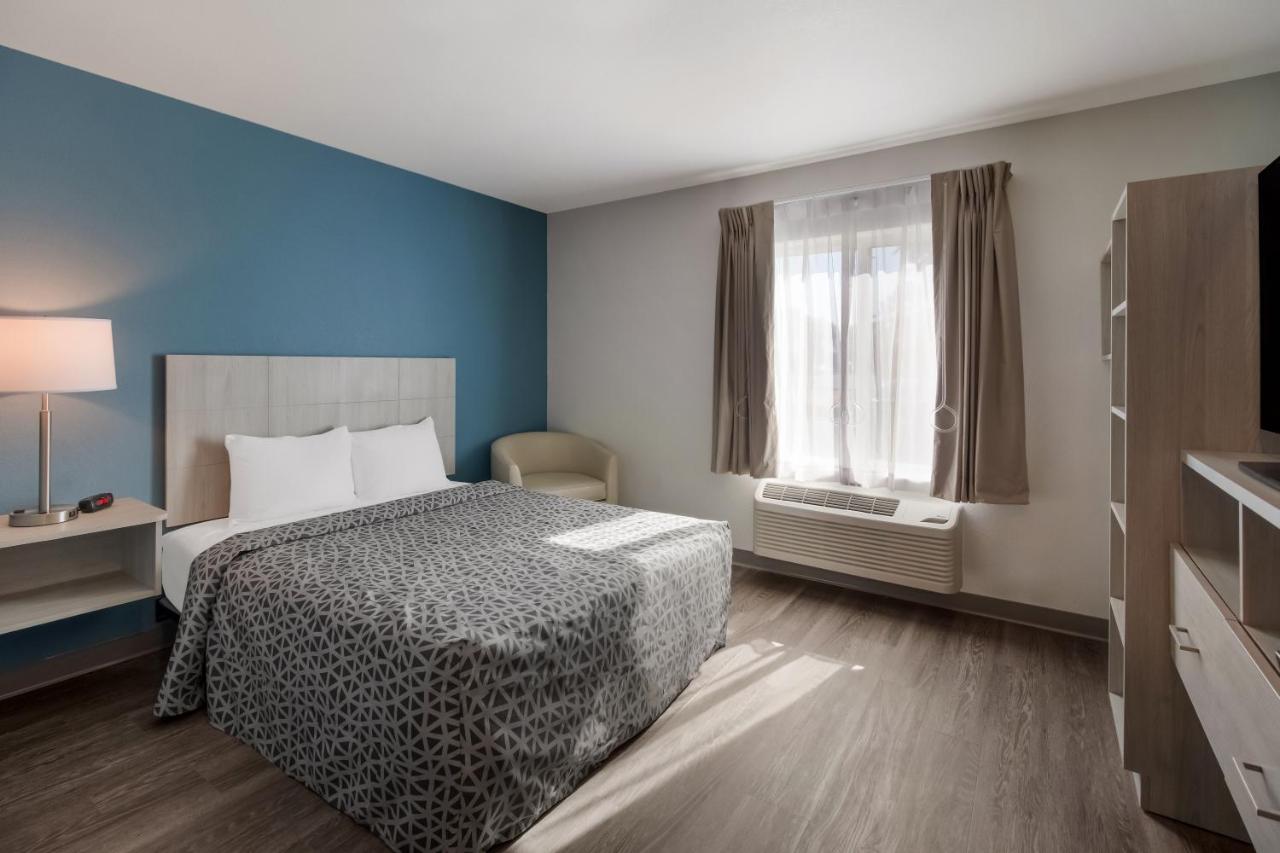 Queen Room with Roll-In Shower - Disability Access/Non Smoking at WoodSpring Suites Concord-Charlotte Speedway