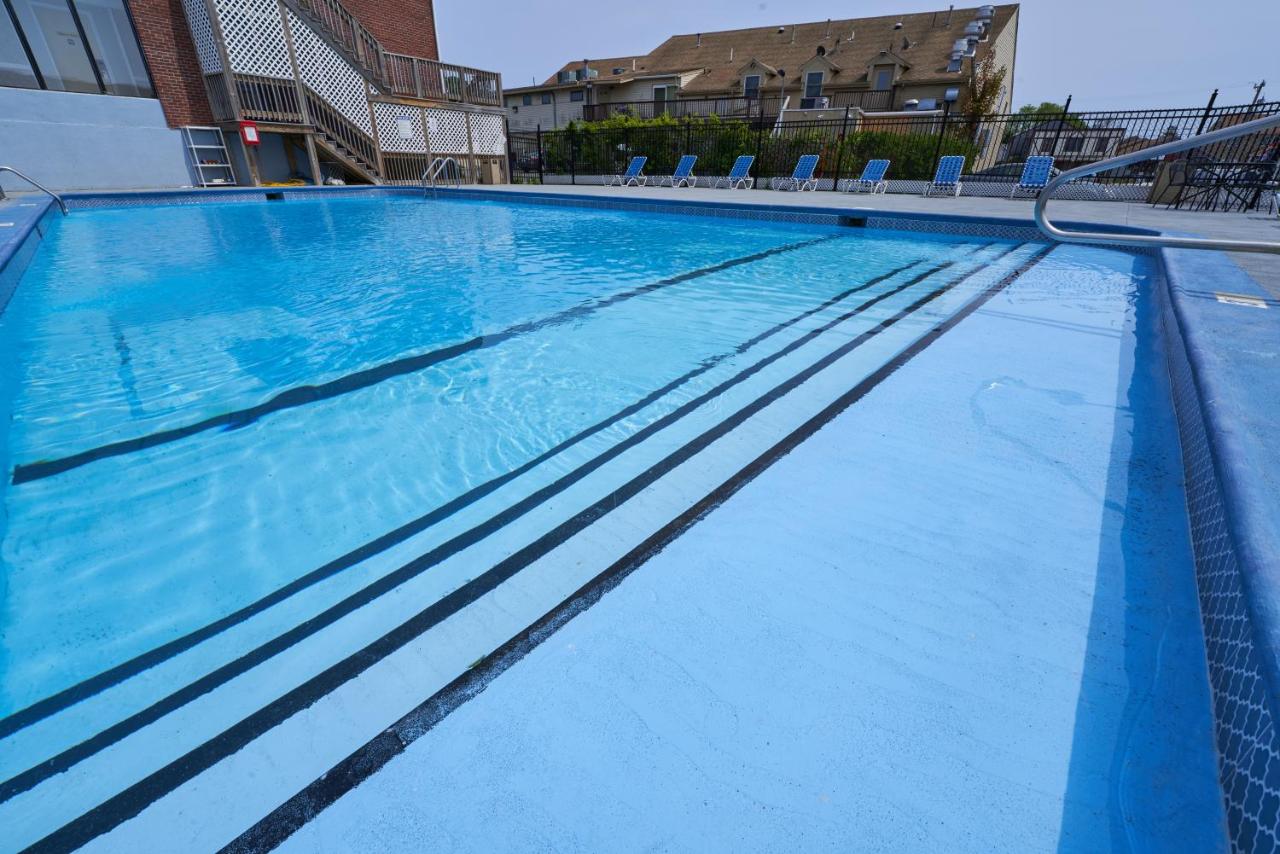 | Hyannis Plaza Hotel
