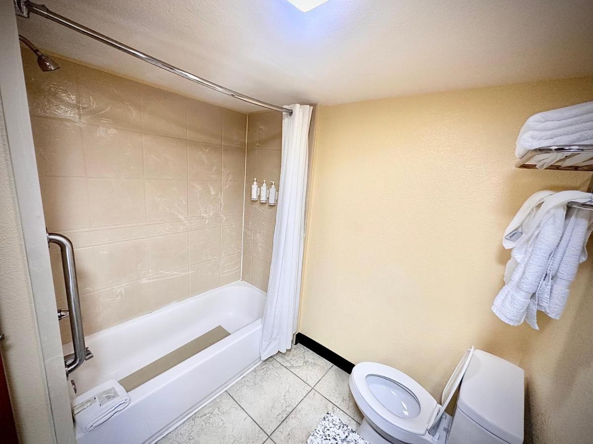 King Room - Disability Access at Days Inn by Wyndham New Orleans Pontchartrain