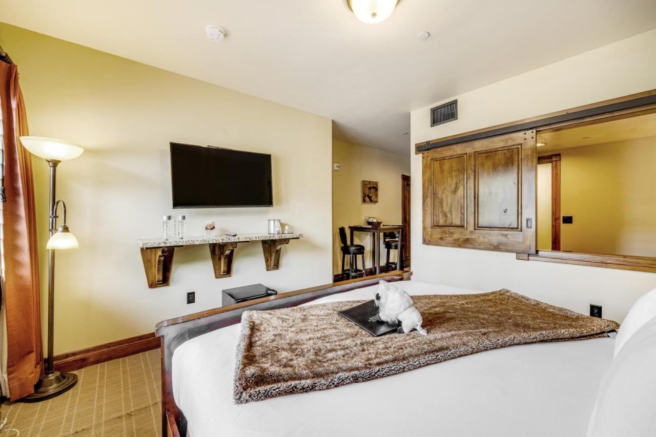 King Room at White Buffalo Club