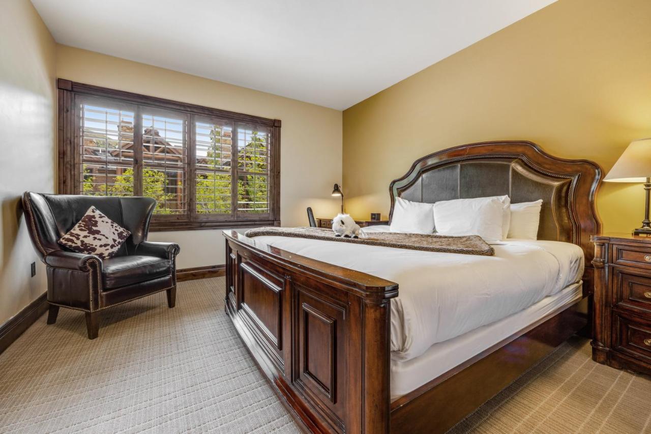 King Room with Two King Beds at White Buffalo Club