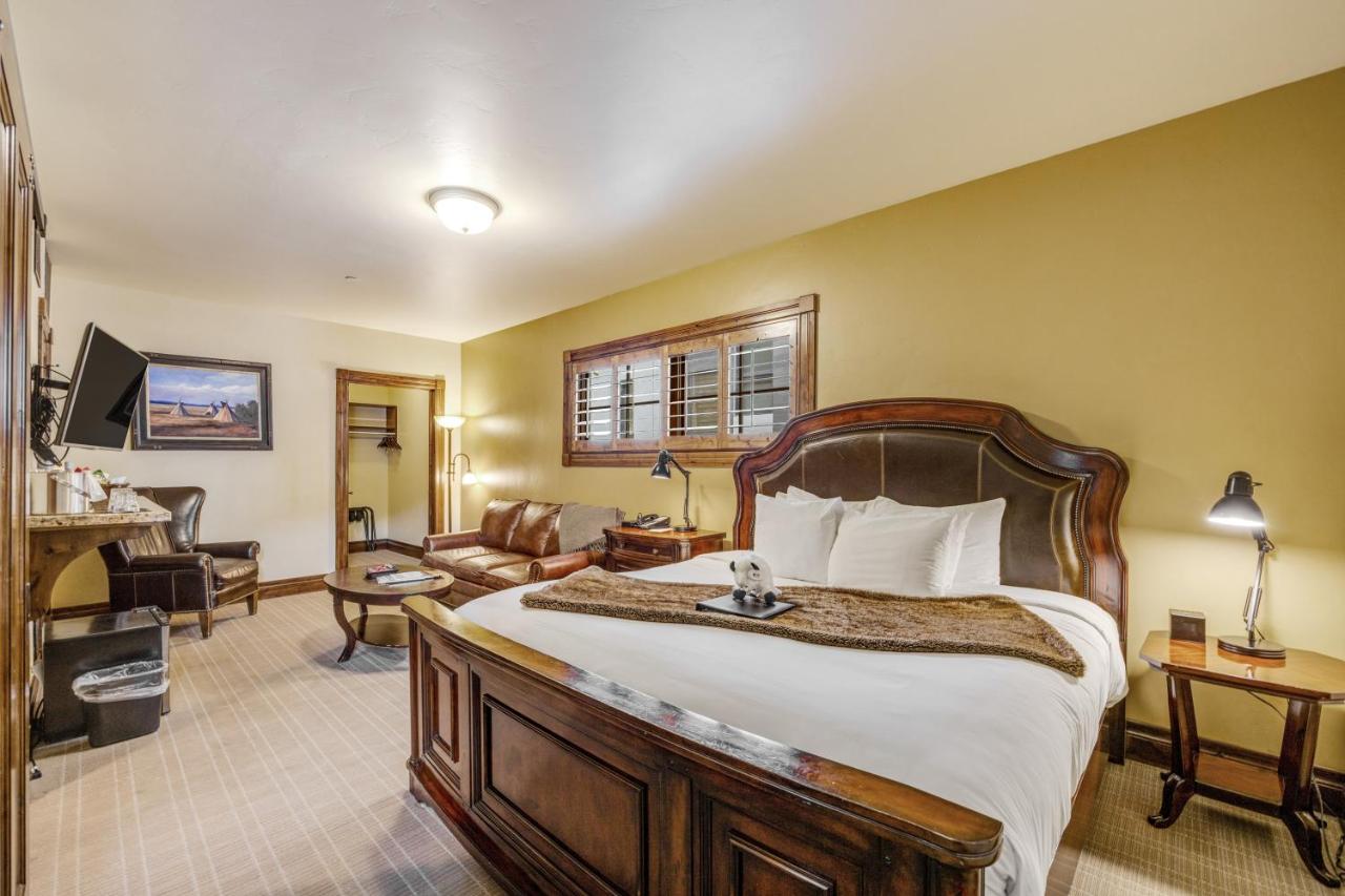 Deluxe King Suite at White Buffalo Club