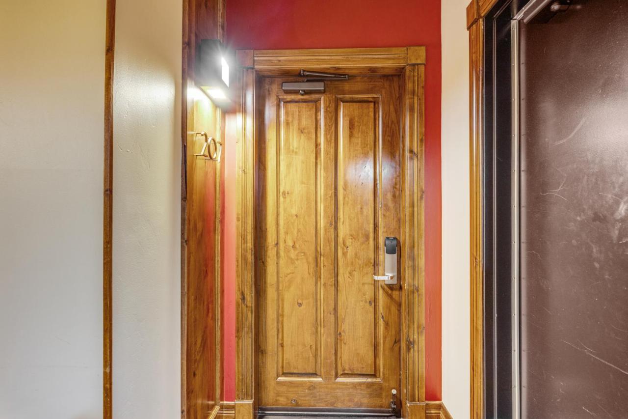 Deluxe King Suite at White Buffalo Club