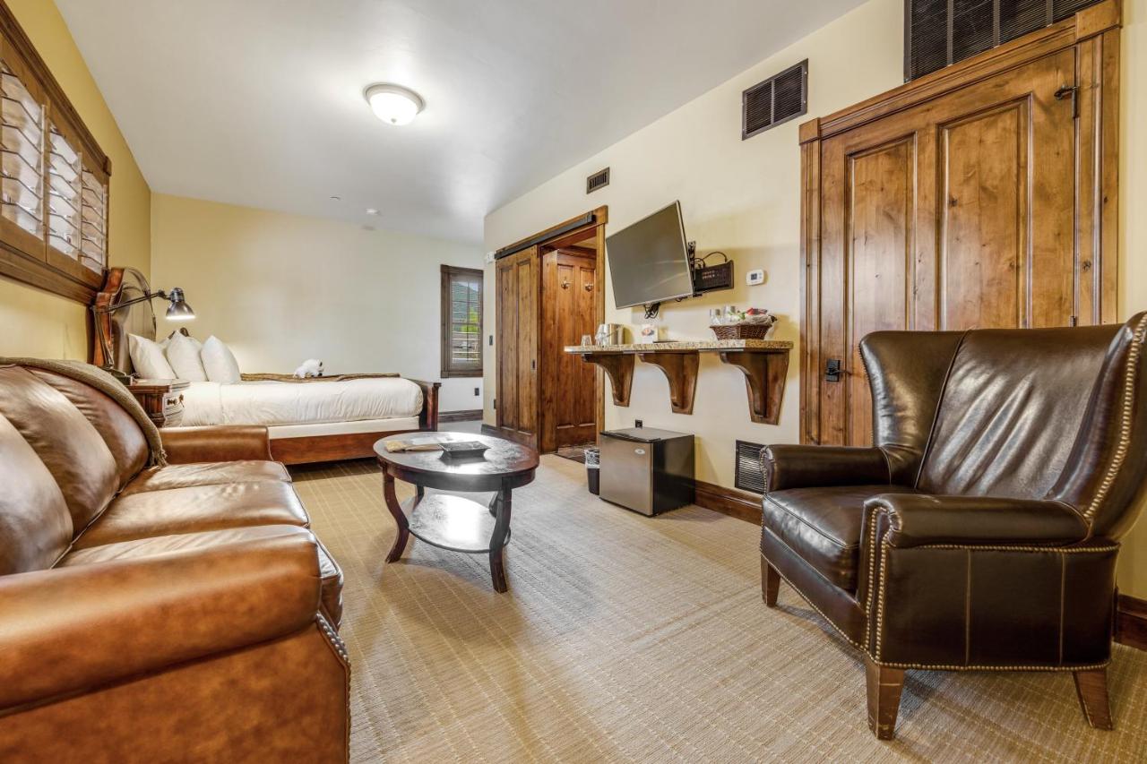 Deluxe King Suite at White Buffalo Club