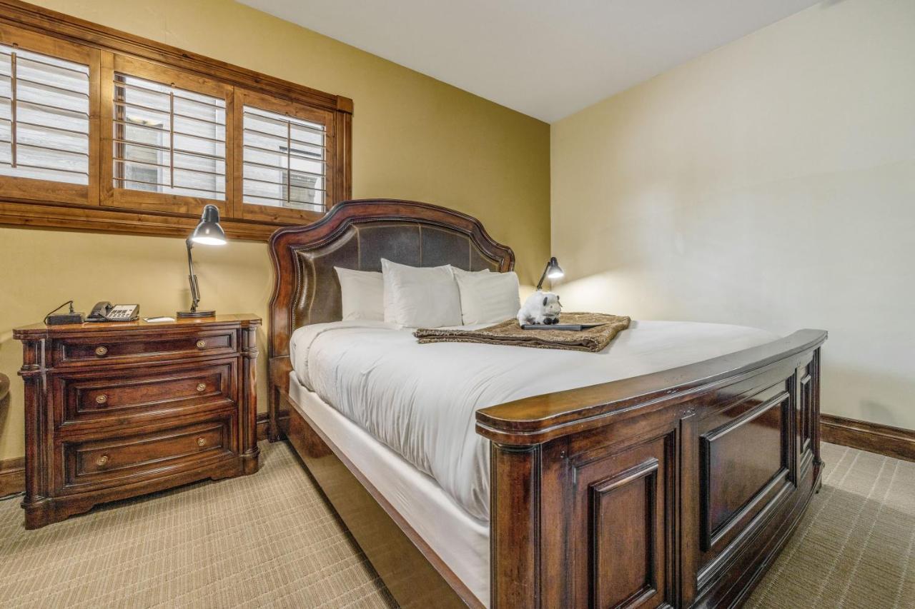 Deluxe King Suite at White Buffalo Club