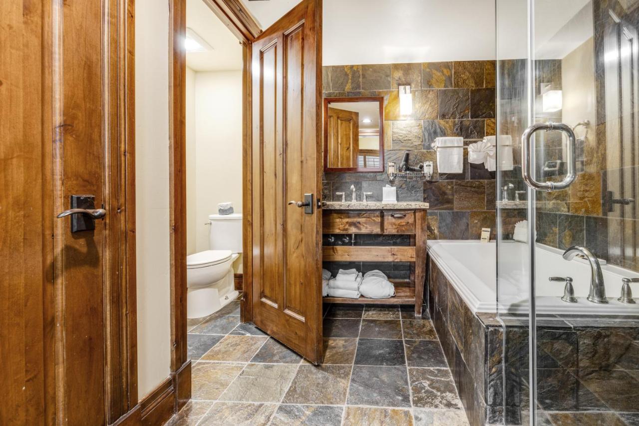 Deluxe King Suite at White Buffalo Club