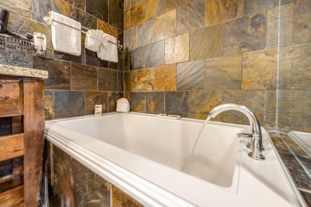 Deluxe King Suite at White Buffalo Club