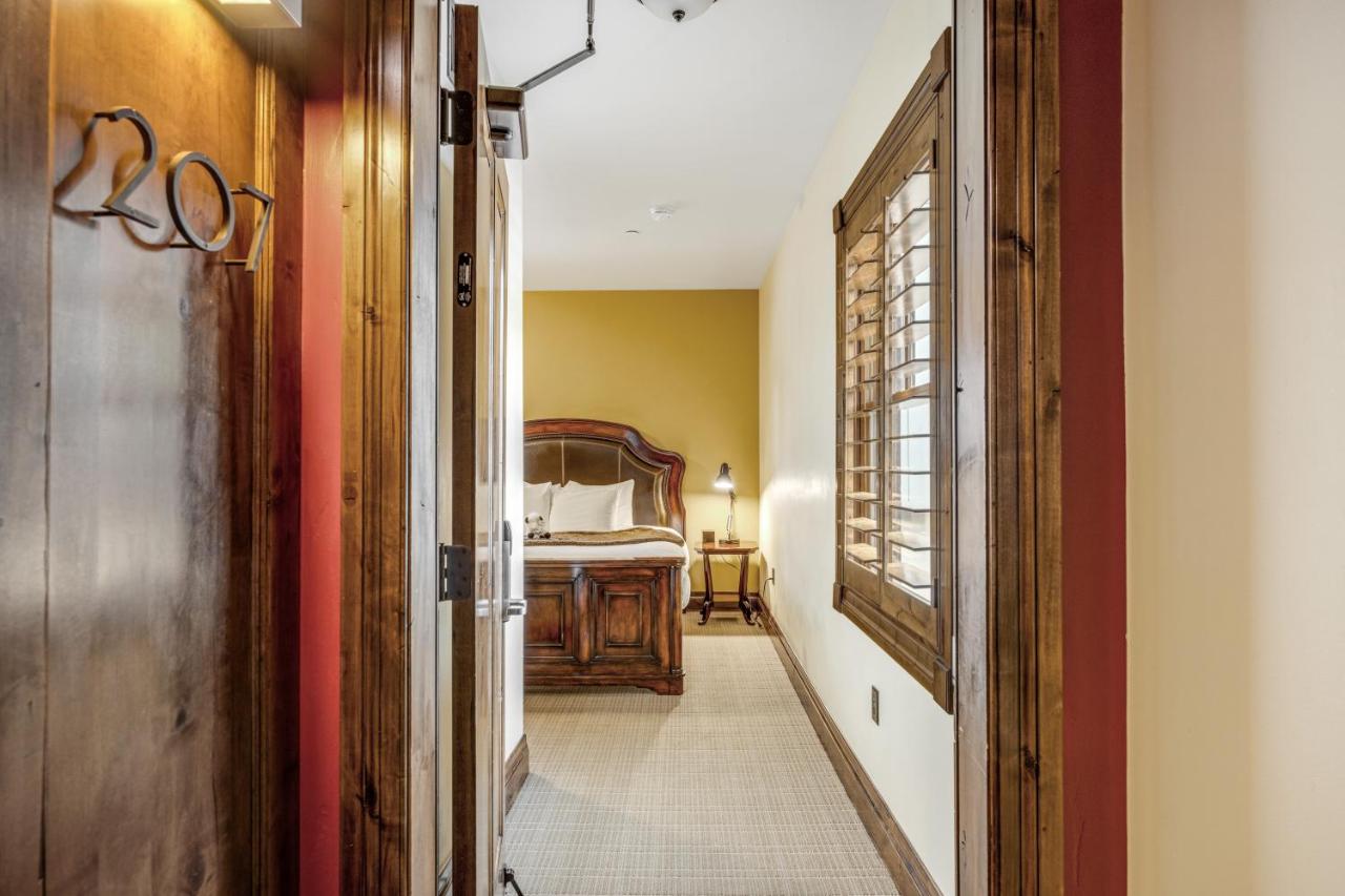 Deluxe King Suite at White Buffalo Club