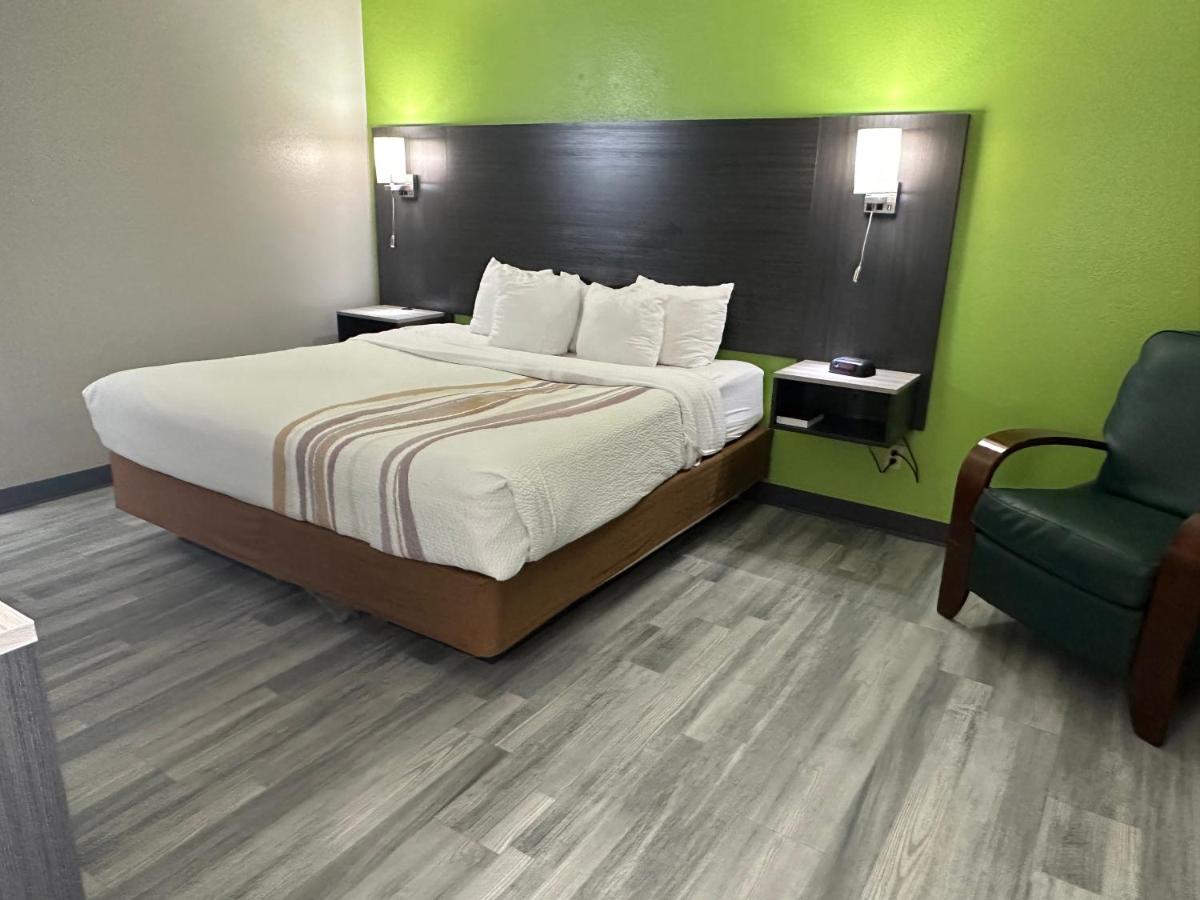 King Room at La Quinta Inn by Wyndham Omaha Southwest