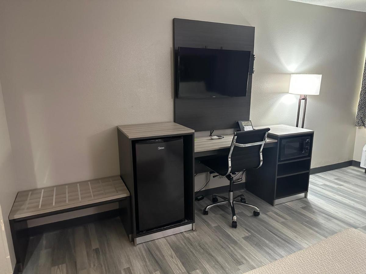 King Room at La Quinta Inn by Wyndham Omaha Southwest