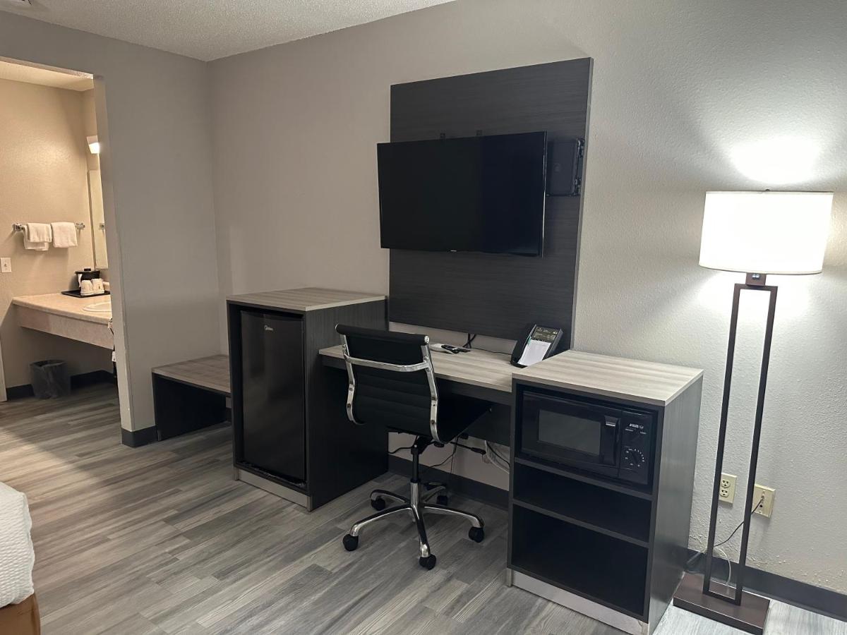King Room at La Quinta Inn by Wyndham Omaha Southwest