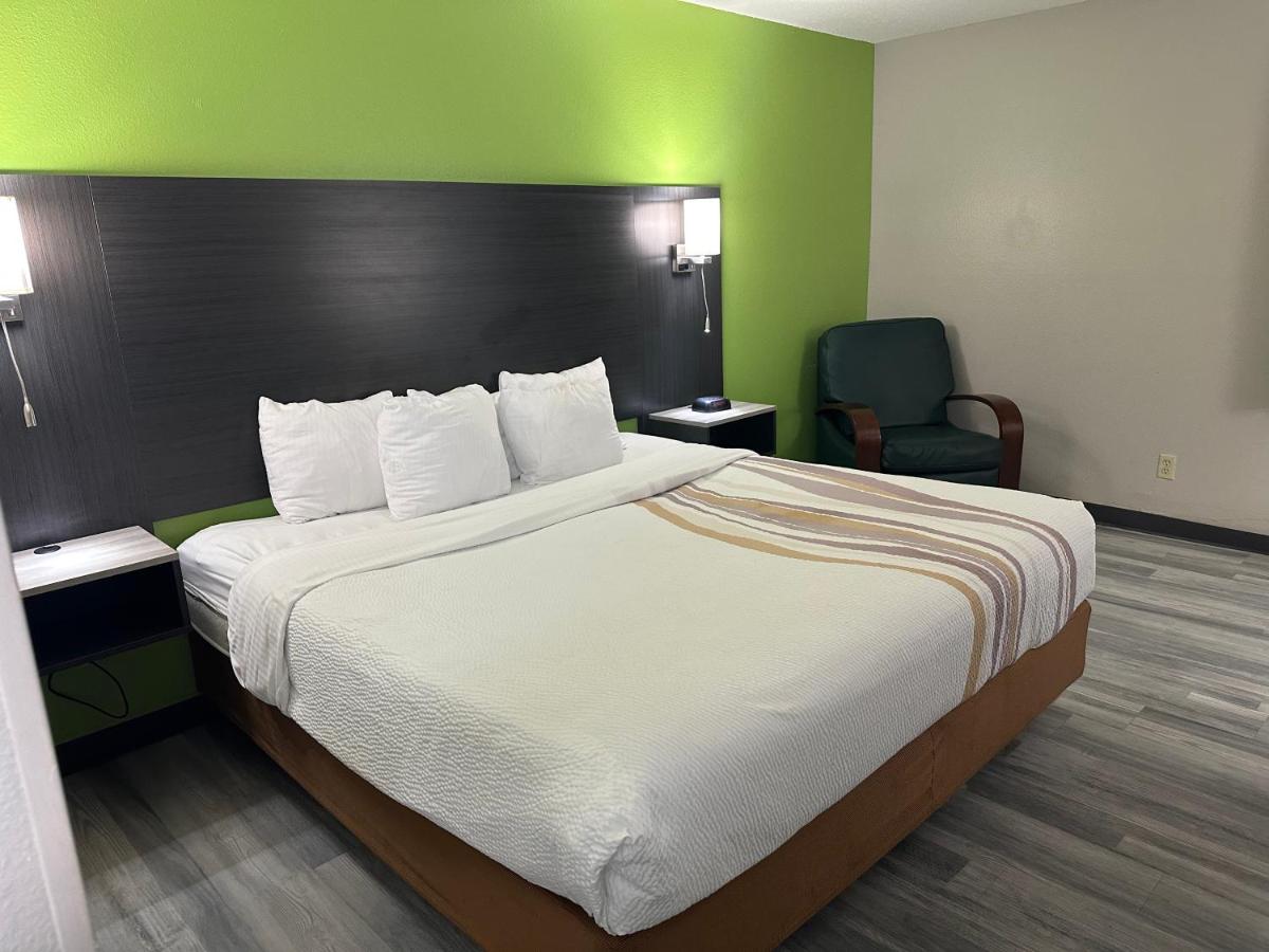 King Room at La Quinta Inn by Wyndham Omaha Southwest