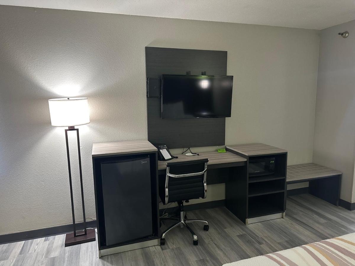 King Room at La Quinta Inn by Wyndham Omaha Southwest