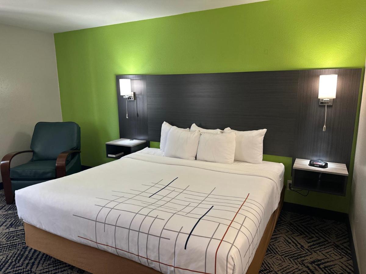 King Room at La Quinta Inn by Wyndham Omaha Southwest