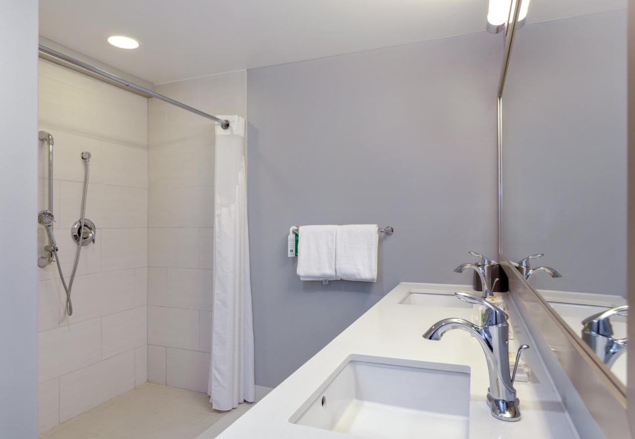 Queen Room with Two Beds - Mobility Shower at Holiday Inn St. Augustine - World Golf by IHG