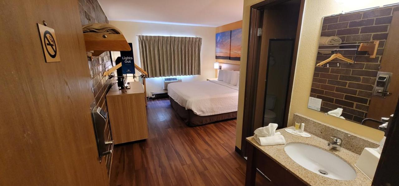 Queen Room - Non Smoking at Days Inn by Wyndham Rockford