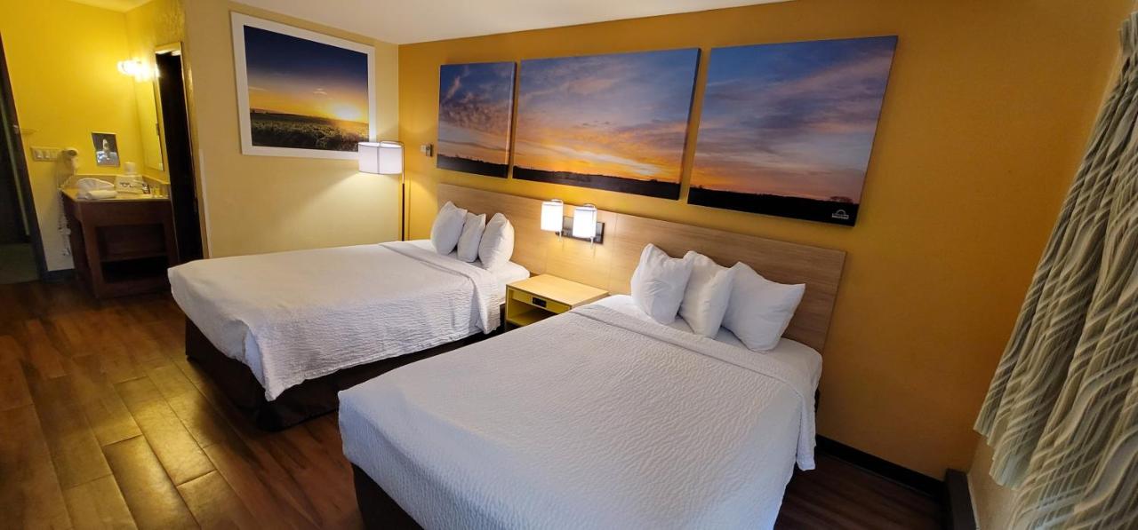 Double Room with Two Double Beds at Days Inn by Wyndham Rockford
