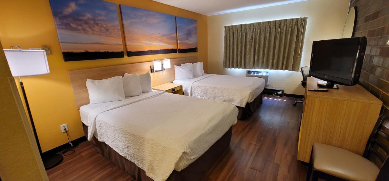 Double Room with Two Double Beds at Days Inn by Wyndham Rockford
