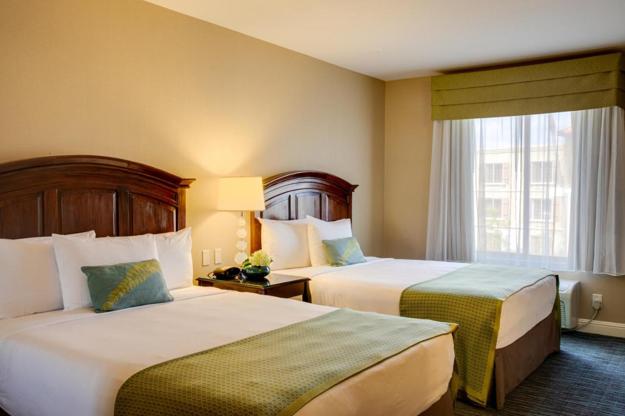 Queen Suite at Ayres Hotel & Spa Mission Viejo – Lake Forest