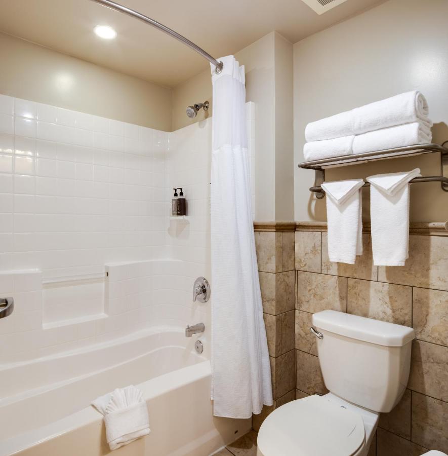 Queen Suite at Ayres Hotel & Spa Mission Viejo – Lake Forest