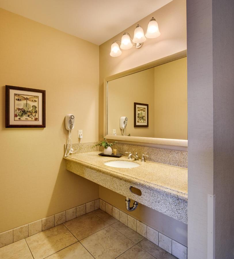 Queen Suite at Ayres Hotel & Spa Mission Viejo – Lake Forest