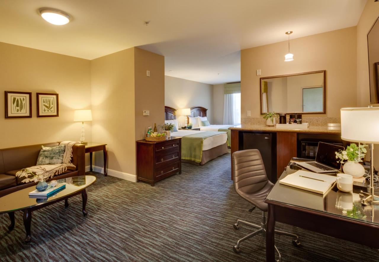 Queen Suite at Ayres Hotel & Spa Mission Viejo – Lake Forest