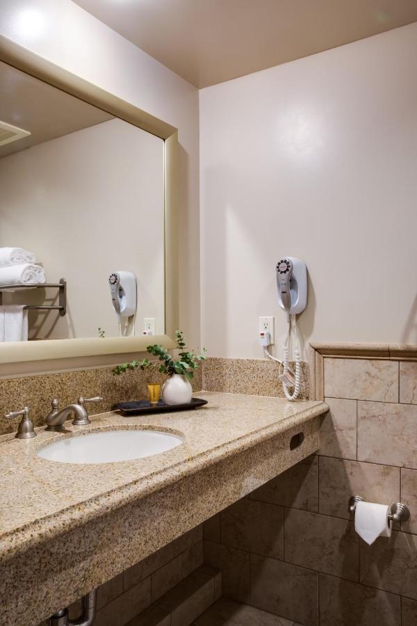 One-Bedroom King Suite at Ayres Hotel & Spa Mission Viejo – Lake Forest