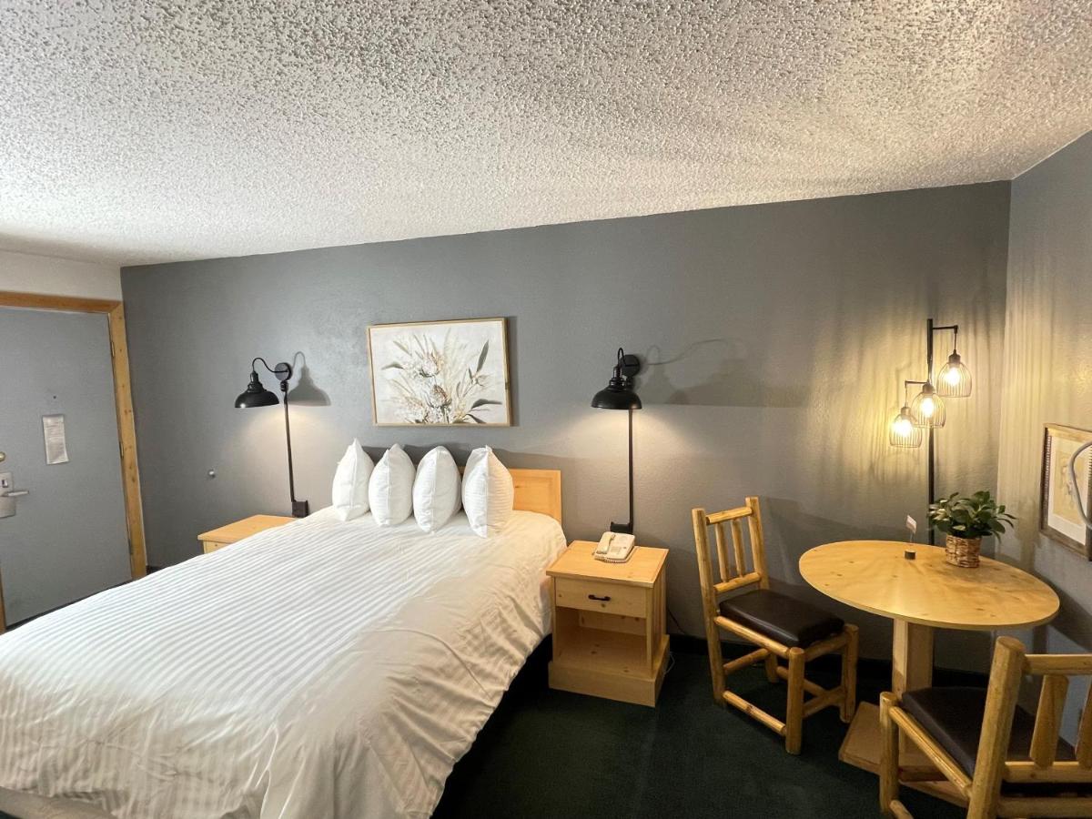 | Moose Creek Lodge & Suites
