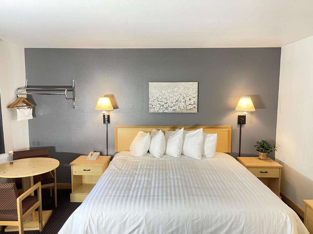 | Moose Creek Lodge & Suites