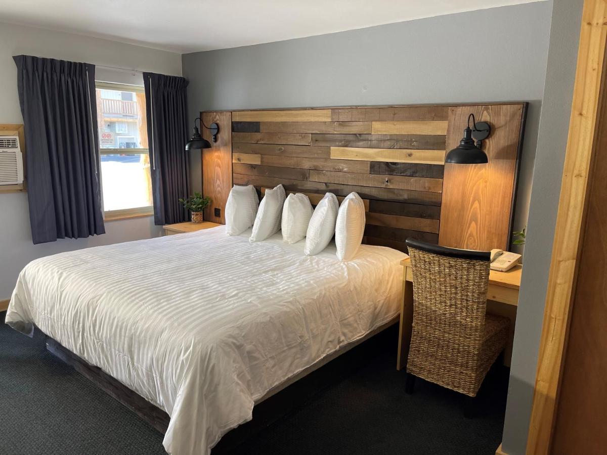 | Moose Creek Lodge & Suites