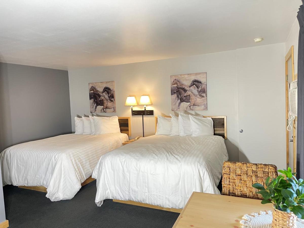 | Moose Creek Lodge & Suites