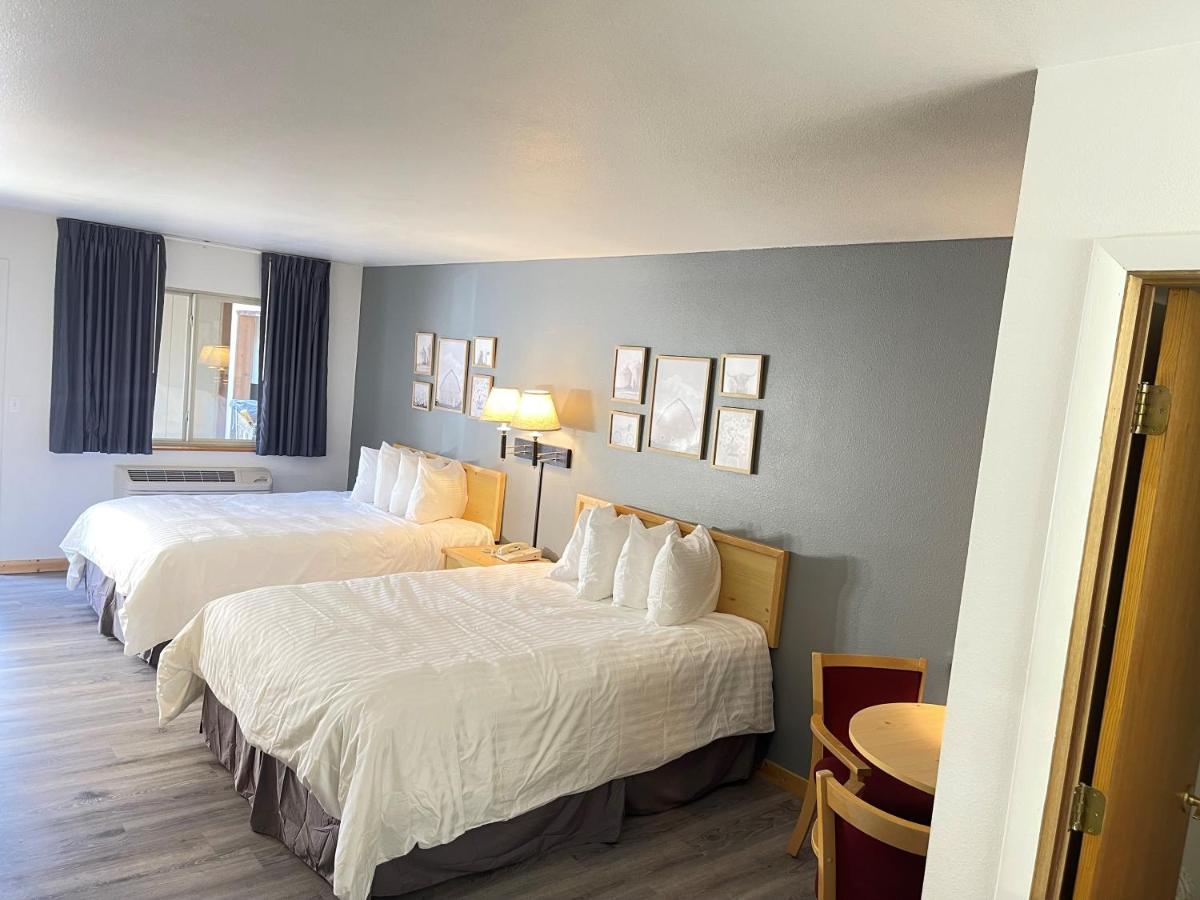 | Moose Creek Lodge & Suites