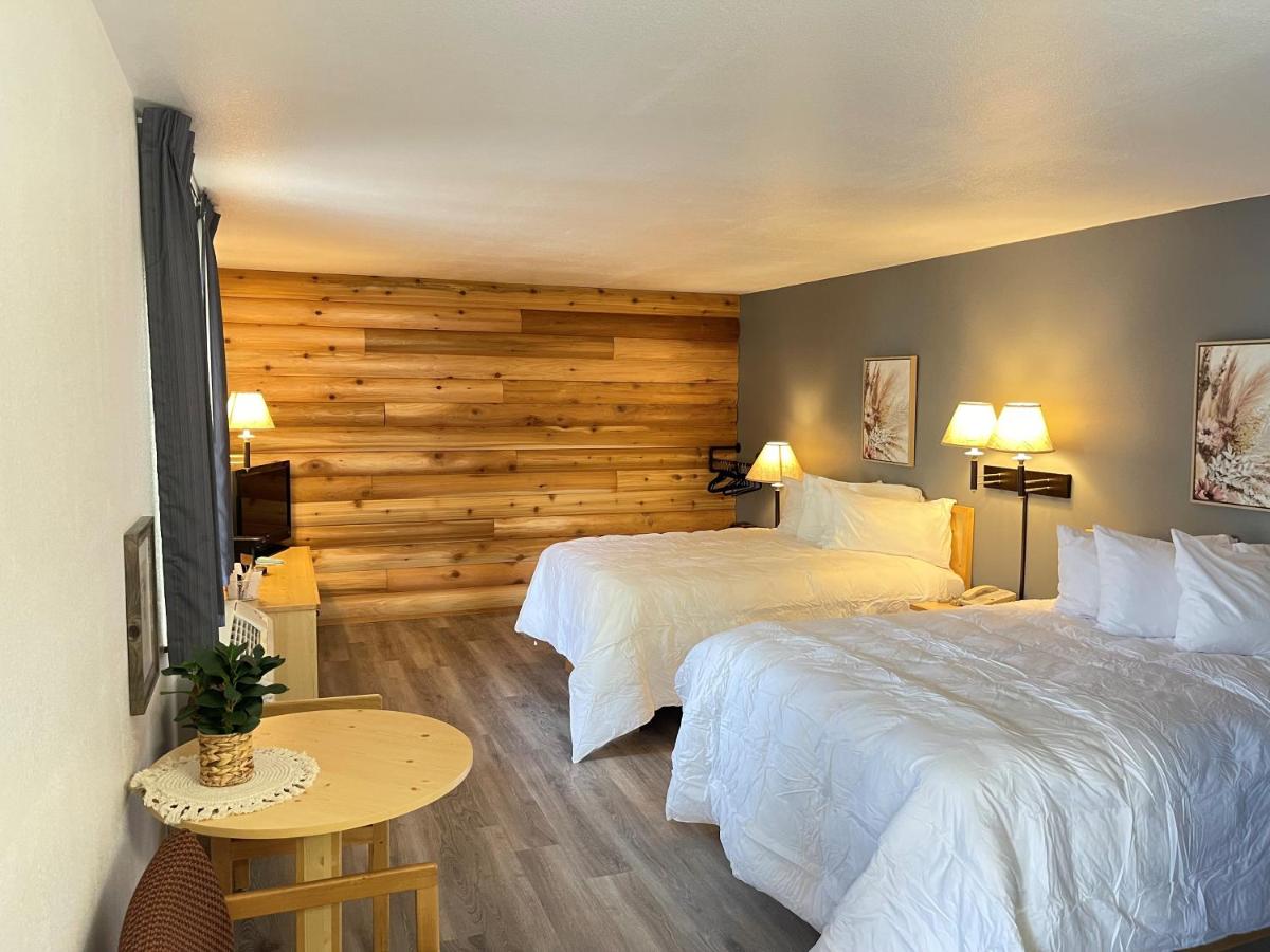 | Moose Creek Lodge & Suites