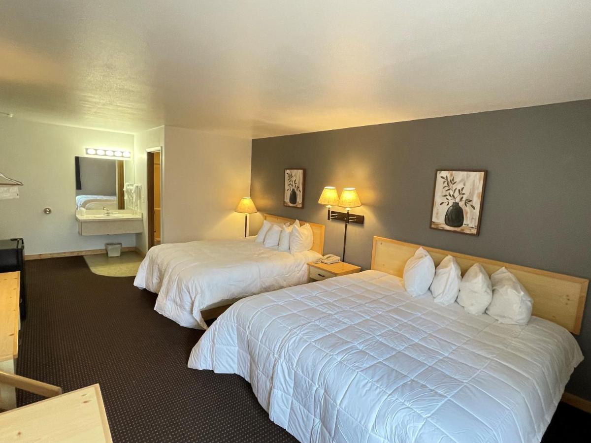 | Moose Creek Lodge & Suites