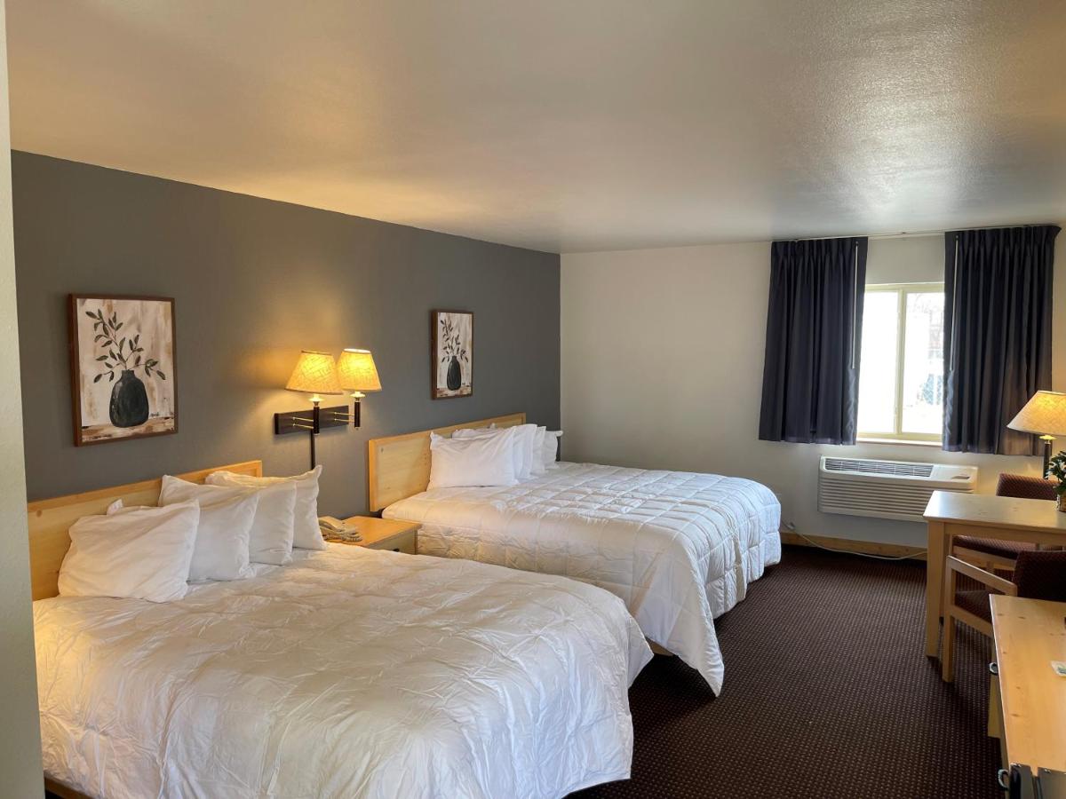 | Moose Creek Lodge & Suites